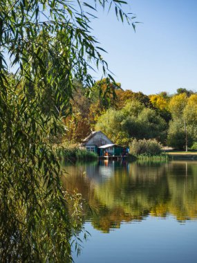 Küçük bir göl evi ile güzel manzara.