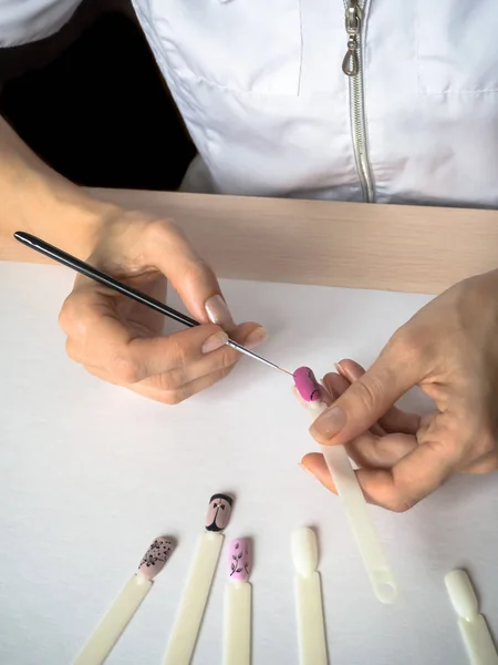 El proceso de creación de un dibujo en las puntas. Diseño de arte de uñas . — Foto de Stock