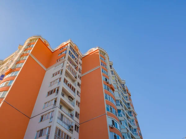 Farbige Fassadenwand eines modernen Wohnhauses mit Blick von unten nach oben gegen den Himmel. — Stockfoto