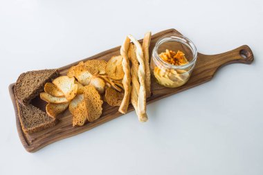 Geleneksel İsrail humus ekmek cips Yönetim Kurulu ile.