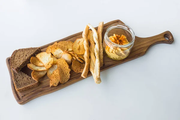Traditionella israeliska hummus med bröd marker på bordet. — Stockfoto