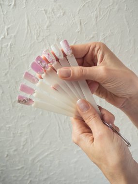 Fan İpuçları ustanın elinde bir koleksiyon ile. Güzellik çivi kavramını.