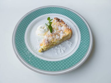 Tatlı tatlı: elmalı turta bir plaka üzerinde dondurma ile. Üstten görünüm. 