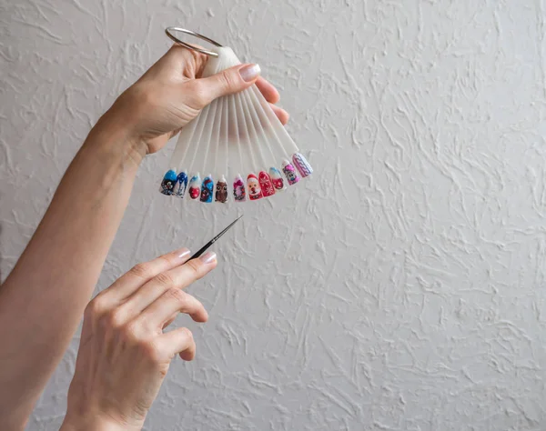 Colección de uñas pintadas en varios colores con diferentes patrones. Concepto de arte de uñas . — Foto de Stock