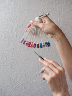 Farklı desenli çeşitli renk koleksiyonu parmak çivi boyalı. Tırnak sanat kavramı.