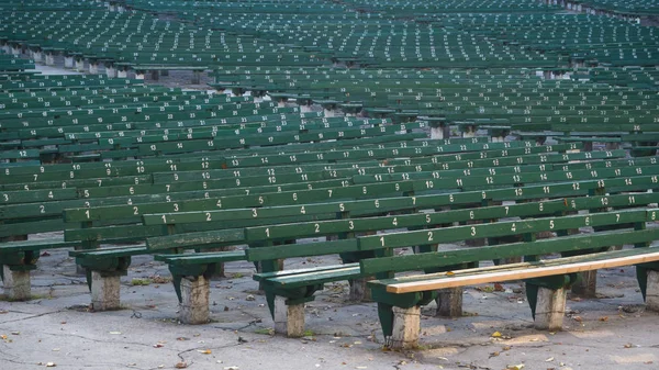 De lege banken van het openluchttheater in de herfst. — Stockfoto