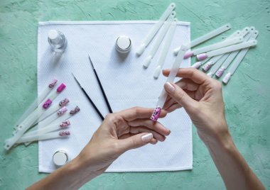 Sanat örnekleri kadın elinde çivi.