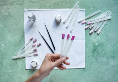 Sanat örnekleri kadın elinde çivi.