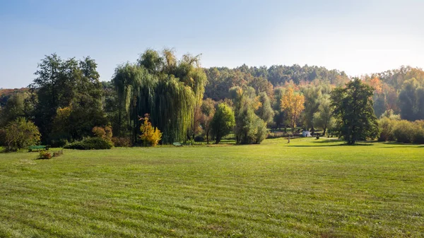 Bela paisagem ensolarada com gramado grande no início do outono . — Fotografia de Stock