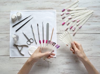 Sanat örnekleri kadın elinde çivi. Üstten görünüm. 