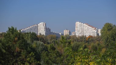 Chisinau şehir manzarasına ufukta. Yeşil ağaçların arasında beyaz güzel ev.