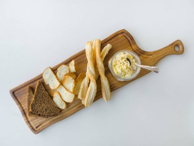 Beyaz bir tablo üzerinde bir gemide ekmek fişle İsrail Musakka.