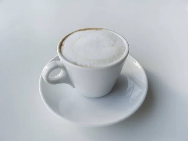 Witte koffie latte beker op witte tafel. Bovenaanzicht. — Stockfoto