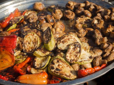 Sebzeler büyük bir tencerede kızartılır. Sokak gıda.