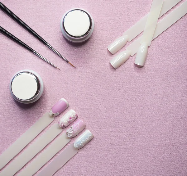 Diseño de uñas. Pintura, pinceles y tipos sobre fondo rosa. Concepto de belleza . — Foto de Stock