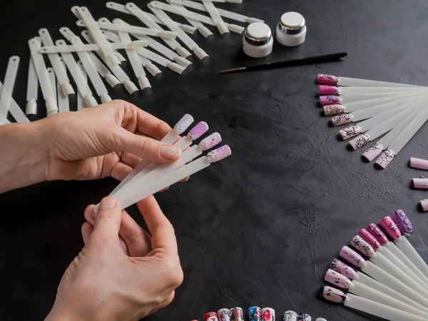 Muestras de arte de uñas en manos femeninas. Concepto de belleza . — Foto de Stock
