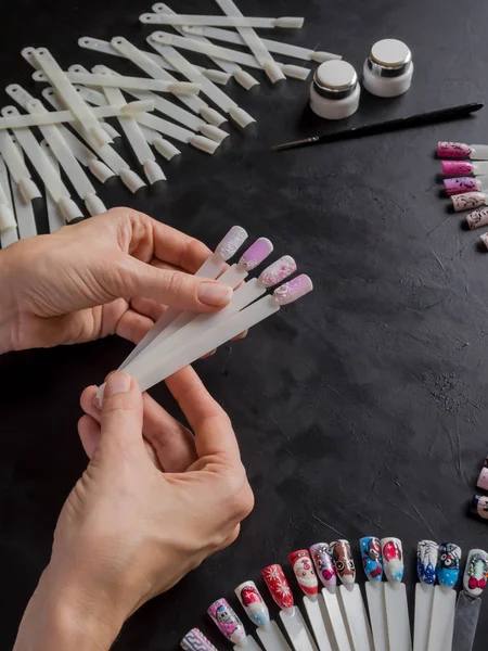 Muestras de arte de uñas en manos femeninas. Concepto de belleza . — Foto de Stock