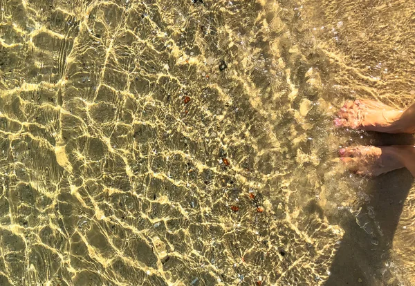 妇女脚在水在黄海沙子 — 图库照片