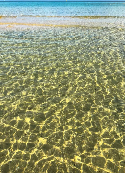 岸边有黄沙的海水纹理. — 图库照片