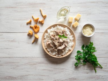 Bir bölümü Pan mantarlı pirinç. Üstten görünüm.