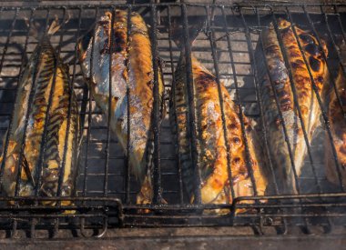 Izgara balık. Barbekü ızgara üzerinde balık pişirme.