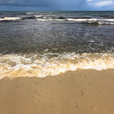 Fırtınalı denizde. Fırtınalı gökyüzü ve denizin dalgaları ile dramatik peyzaj.