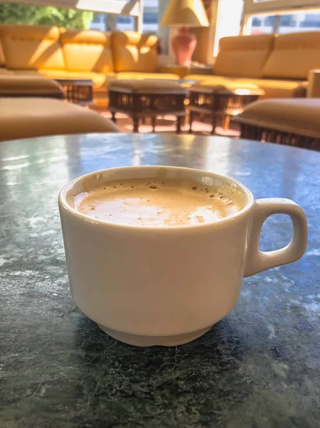 Eine Tasse Kaffee auf dem Marmortisch im Hotel. — Stockfoto