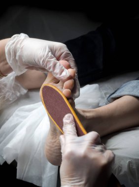 Kozmetik ayak bakımı. Pedikür güzellik salonu süreci.