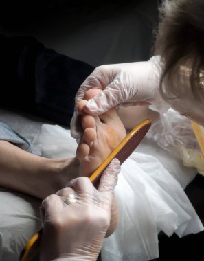 Kozmetik ayak bakımı. Pedikür güzellik salonu süreci.