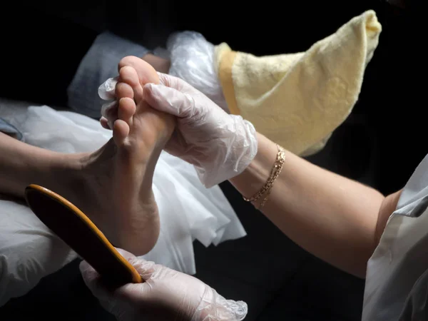 Kozmetik ayak bakımı. Pedikür güzellik salonu süreci. — Stok fotoğraf