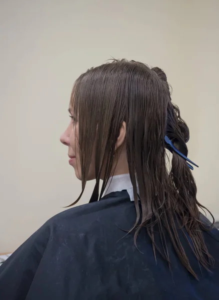 En kvinna med blött hår innan en frisyr i en skönhetssalong. — Stockfoto