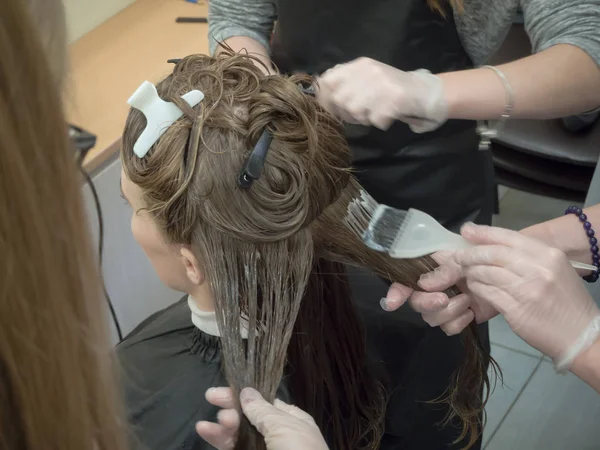 Коллективная работа по окраске волос в салоне красоты — стоковое фото