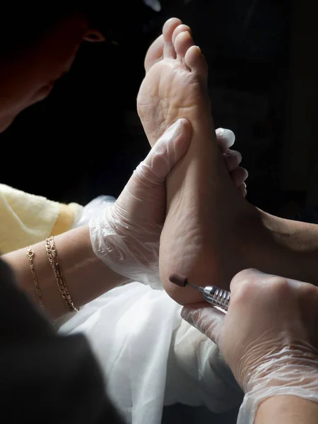 Forarbejdning af fodskærer. Pedicure i skønhedssalonen . - Stock-foto