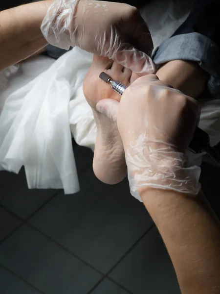 Lavorazione tagliapiedi. Cura estetica dei piedi. Industria della bellezza — Foto Stock