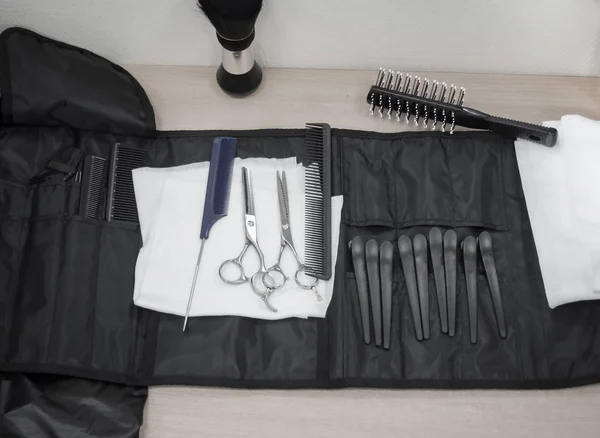 La peluquería está puesta sobre la mesa. Industria de belleza . — Foto de Stock