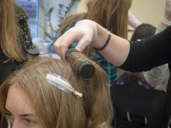 Cepillar el cabello en la cabeza del modelo . — Foto de Stock