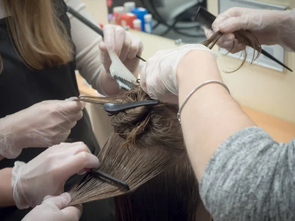 Коллективная работа по окраске волос в салоне красоты — стоковое фото