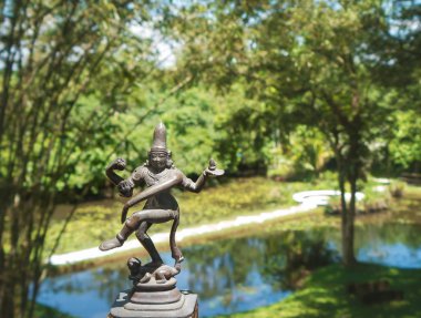 Antika arka plan yeşil doğanın üzerinde dans eden bir Buda heykeli. Sri lanka.