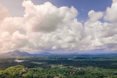 Uzay manzara yeşil ormanlar, dağlar ve güzel bulutlar. Sri Lanka'nın görünümünden hava.