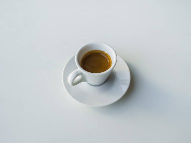 Beyaz bir tablo üzerinde güçlü siyah kahve.