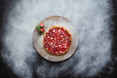 Yuvarlak kek çilek üzerinde ince bir hamur ile.