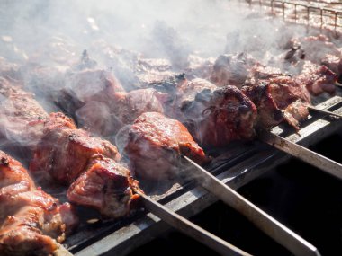 Barbekü et pişirme. Piknik pişirme et ile doğada.