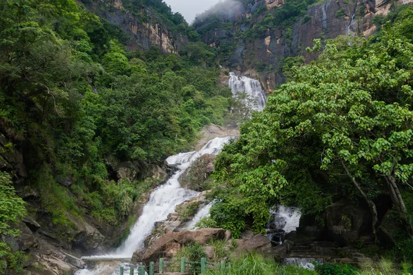 斯里兰卡的拉瓦娜拉瀑布。美丽的风景与瀑布. — 图库照片