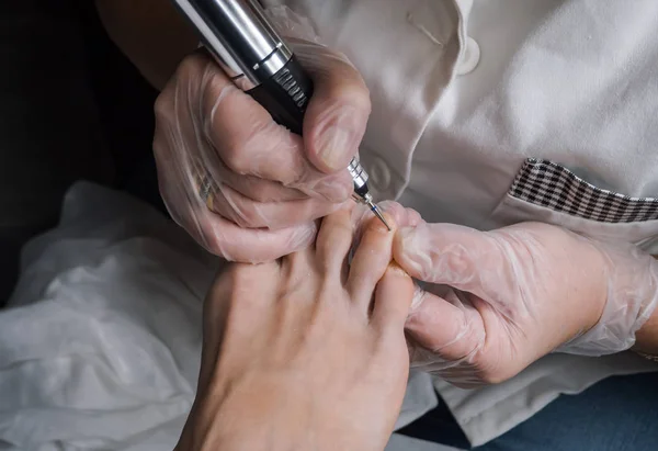 Hardware pedicure in the beauty salon. — Stock Photo, Image