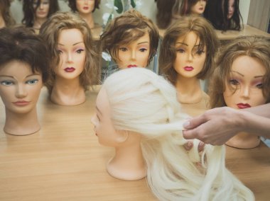 Örgü örgü bir manken. Eğitim örgü.