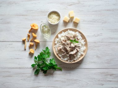 İştah açıcı pirinç mantar ve beyaz ahşap bir masa üzerinde Parmesan peyniri.