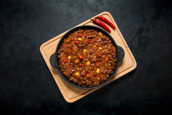 Chili con Carne in der Pfanne auf dunklem Hintergrund. texas chili. — Stockfoto