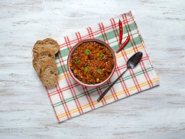 Skål med chili på vit trä bakgrund. — Stockfoto