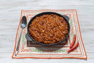 Meksika biber. Chili con carne tavada Beyaz ahşap zemin üzerinde