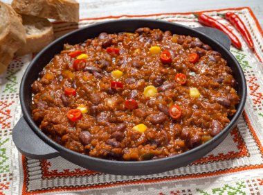 Texas chili. Chili con carne tavada Beyaz ahşap zemin üzerinde. 